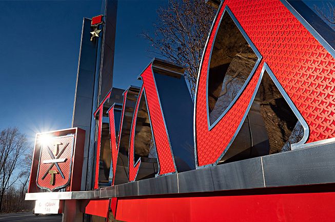 Modern entrance stelaes for Tula